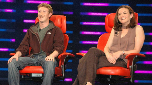 Bà Sheryl Sandberg (bên trái) là người không thể thiếu bên cạnh Mark Zuckerberg.