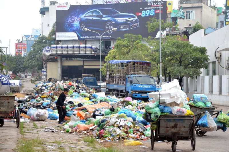Khu vực tập kết rác thải phía sau chợ Hạ Long 2 phường Trần Hưng Đạo đã trở thành một bãi rác khổng lồ, con đường đi qua đây đã nằm chìm nghỉm dưới hàng tấn rác của 3 ngày nay