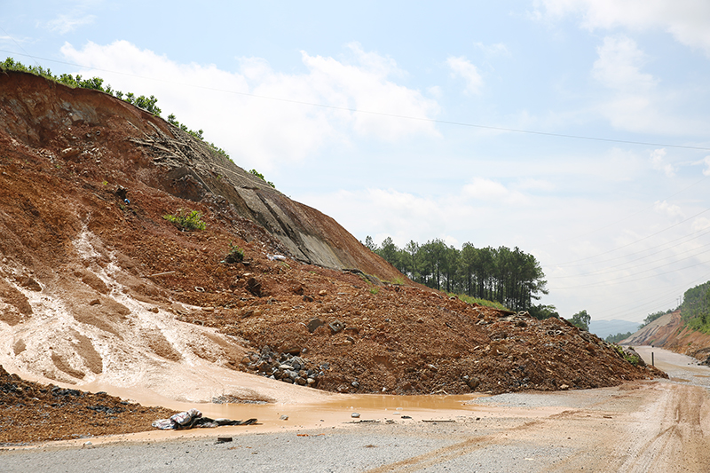 Đất, đá tràn xuống mặt bằng thi công dự án Cao tốc Hạ Long - Vân Đồn