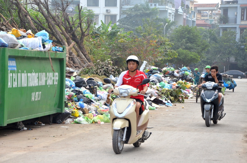 Người dân khi đi qua những đoạn đường ngập rác này (con đường khu dân cư phía sau trường Đại học Hạ Long, phường Hồng Hải) rất mất ATGT khi đường bị hẹp lại, mùi rác nồng nặc khiến họ phải bỏ một tay để che mũi