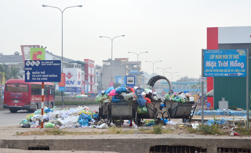 Rác thải chất đống ngay trên vỉa hè đường Nguyễn Văn Cừ (đoạn đường đối diện Big C, thuộc tổ 6 khu 10 phường Hồng Hải)