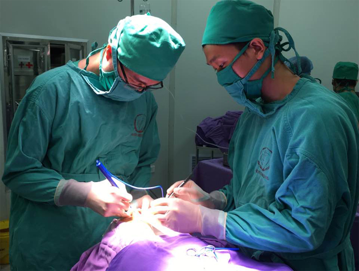 Phẫu thuật cấp cứu đặt van não thất ổ bụng cho trẻ bị não úng thủy tại Bệnh viện sản nhi tỉnh. Ảnh: BV Sản nhi tỉnh cung cấp