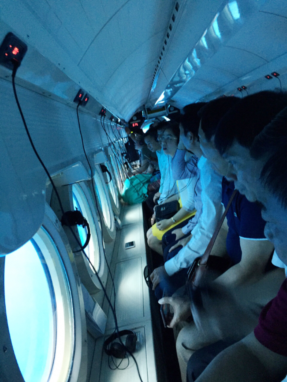 Du khách trong tàu ngầm dưới đáy biển Wakiki