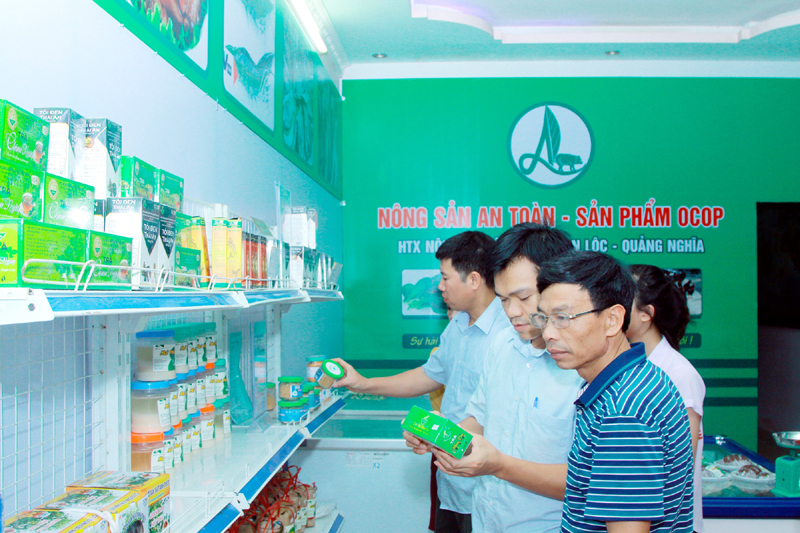 cửa hàng giới thiệu sản phẩm OCOP của HTX Nông nghiệp hữu cơ An Lộc