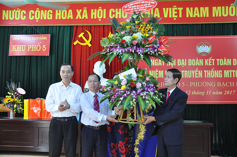 Đồng chí Vũ Hồng Thanh, Chủ nhiệm Ủy ban Kinh tế Quốc hội, Đại biểu Quốc hội khóa 14 của tỉnh Quảng Ninh tặng hoa chúc mừng Ngày hội Đại đoàn kết toàn dân Khu phố 5. 