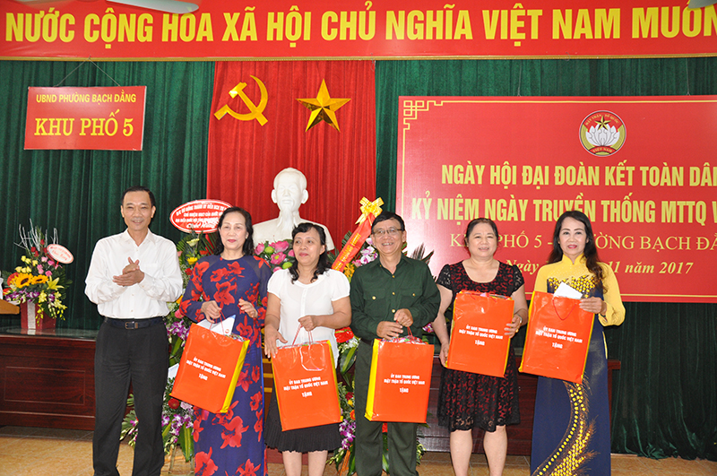 Đồng chí Vũ Hồng Thanh tặng quà cho các gia đình văn hóa tiêu biểu.