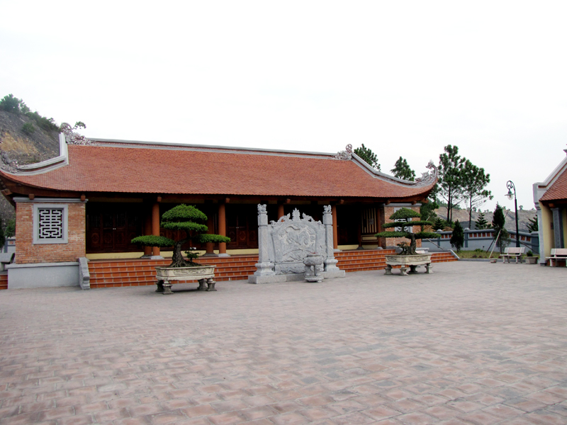 Đền chính uy nghi trên sườn núi Yên Lãng, bên hồ Cầu Cuốn.