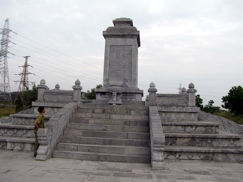 Đài Hoàng đế chỉ dụ bên khu đền Hạ có khắc bức Dụ của vua Minh Mạng cho phép khai thác than đá ở núi Yên Lãng thuộc xã Yên Thọ, TX Đông Triều ngày nay.