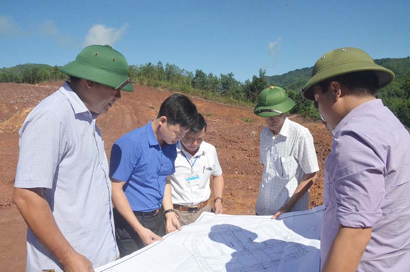Đoàn giám sát của HĐND tỉnh kiểm tra tiến độ triển khai dự án di dân tập trung tại thôn Khe Lẹ, xã Hà Lâu (Ảnh Nguyễn Chiến)