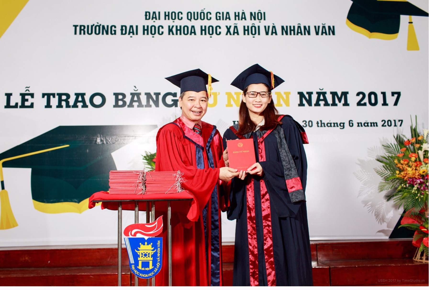 Đặng Thu Hòa đón nhận Bằng cử nhân tốt nghiệp năm 2017.