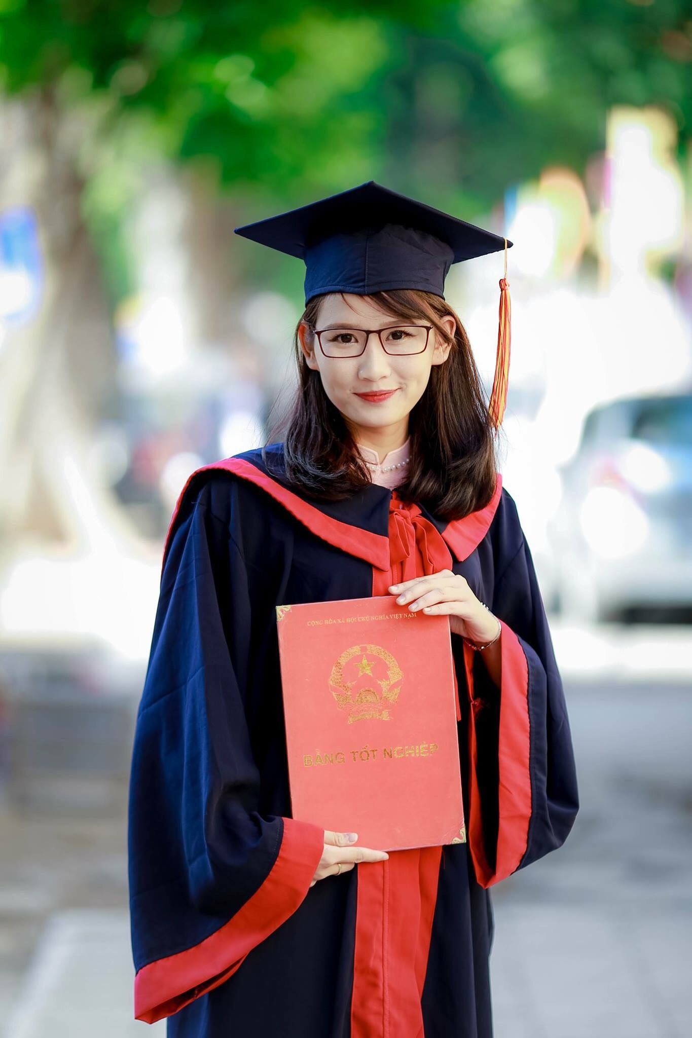 Đặng Thu Hòa là thủ khoa tốt nghiệp toàn khóa năm 2017 của Trường Đại học Khoa học Xã hội và Nhân văn, Đại học Quốc gia Hà Nội.