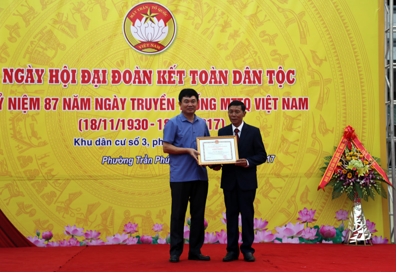 Đồng chí Ngô Hoàng Ngân, Ủy viên BTV Tỉnh ủy, Bí thư Thành ủy Móng Cái khen thưởng cho cá nhân có thành tích xuất sắc trong phong trào thi đua dân vận khéo năm 2017.