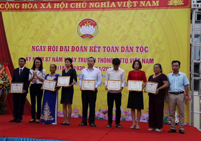 Lãnh đạo phường Trần Phú khên thưởng cho các gia đình văn hóa tiêu biểu tại khu phố 3.