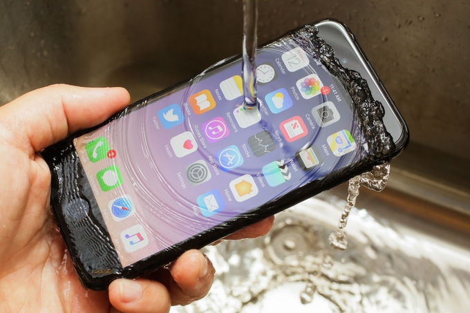 Vị trí smartphone phổ biến nhất thế giới trong quý III/2017 của iPhone 7 đầy thuyết phục nhờ lượng máy xuất xưởng đạt tới 13 triệu, gần gấp đôi các đối thủ phía dưới. iPhone 7 không thể hiện nhiều khác biệt với 6s khi cùng kích thước màn hình và vẫn dùng camera đơn thay vì camera kép như iPhone 7 Plus. Điểm nổi trội ở sản phẩm là có thể chống nước đạt chuẩn IP67 và sở hữu phím Home Touch ID cảm ứng.