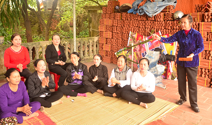 Bà Nguyễn Thị Kim Môn hướng dẫn các chị em trong CLB hát chèo.