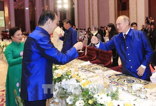 Chủ tịch nước Trần Đại Quang và Phu nhân nâng cốc chúc mừng Tổng thống Nga Vladimir Putin. Ảnh: TTXVN