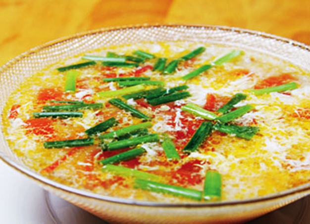 Canh trứng cà chua đơn giản, dễ làm, vừa ngon mát vừa bổ dưỡng.