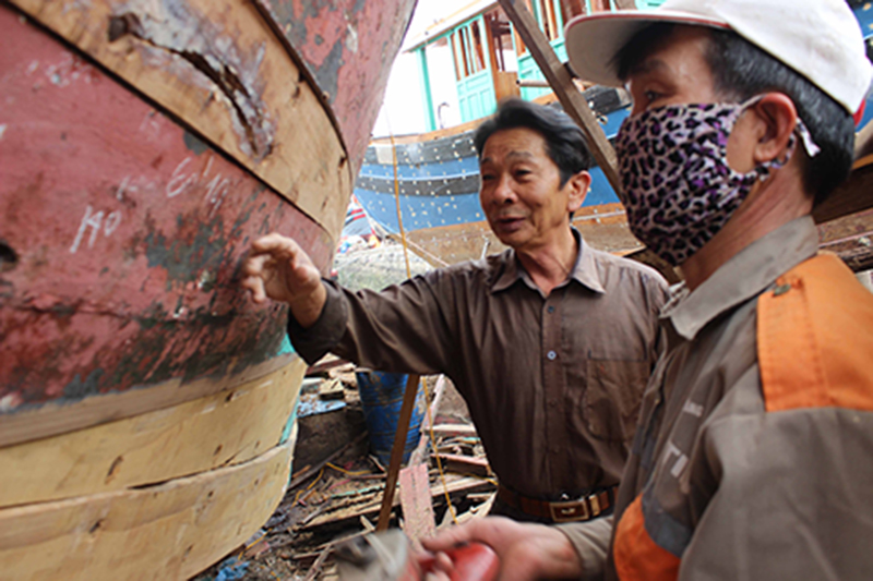 Nghệ nhân Ưu tú Lê Đức Chắn (bên trái) ở phường Phong Hải, TX Quảng Yên đã truyền dạy nghề truyền thống đóng tàu vỏ gỗ cho hàng chục học trò.