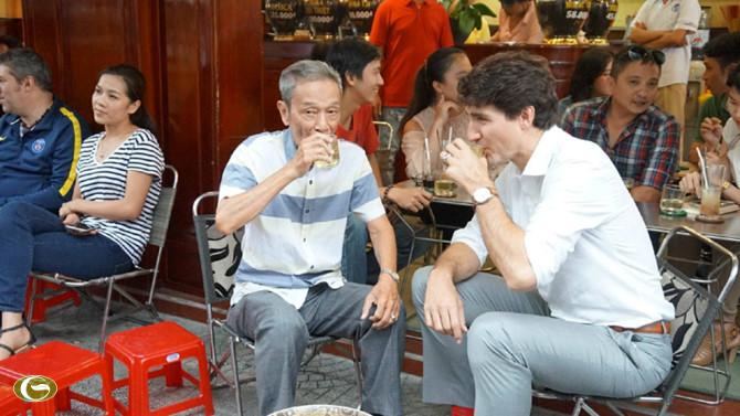 Chiều tối cùng ngày, vẫn trong trang phục giản dị, Thủ tướng Canada Justin Trudeau tới thưởng thức cà phê Sài Gòn ở một quán vỉa hè trên đường Lê Thánh Tôn, quận 1 (TP.HCM).