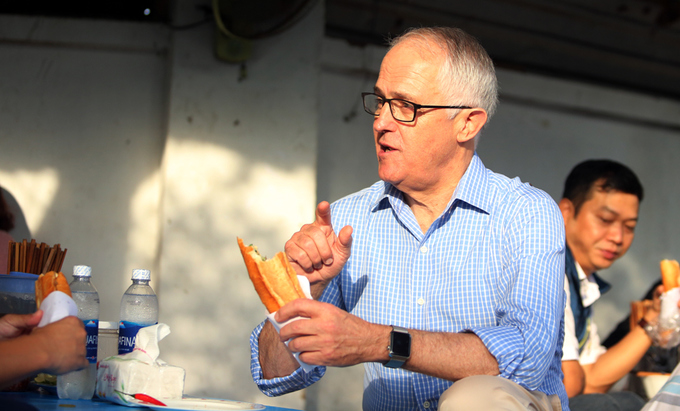 Ngày 10/11, khi đến Đà Nẵng dự APEC, Thủ tướng Australia Malcolm Turnbull đã cùng đầu bếp Luke Nguyễn (người Australia gốc Việt) đi bộ đến một hàng bánh mì vỉa hè và mua hai ổ bánh mì với giá 10 nghìn đồng/ổ đề dùng bữa sáng.