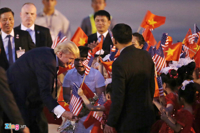 Chiều 11/11, Tổng thống Mỹ Donald Trump trên chiếc chuyên cơ Air Force One đã hạ cánh xuống sân bay Nội Bài (Hà Nội). Sau khi nhận hoa, ông bất ngờ tặng lại món quà này cho một cậu bé đeo kính trong đoàn học sinh Việt Nam. Hành động thân thiện này của ông đã nhận được sự ngưỡng mộ và yêu mến của của hàng triệu người dân Việt.