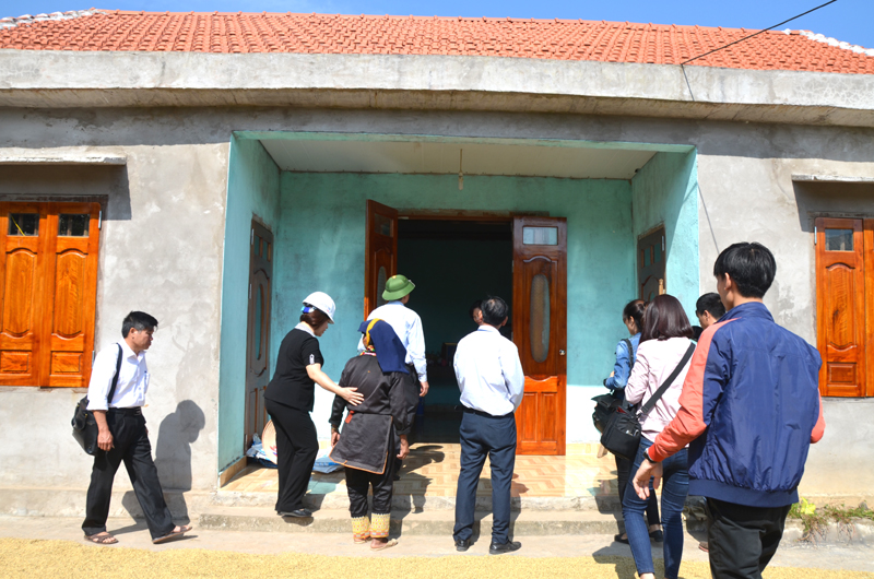 Đoàn công tác của tỉnh thăm ngôi nhà mới của bà Triệu Thị Thủy, thôn Khe Phương, xã Kỳ Thượng, Hoành Bồ