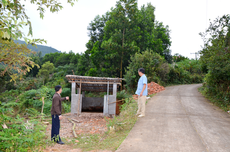 Từ nguồn xi măng được doanh nghiệp hỗ trợ, hộ ông Chìu Thanh Sáng, thôn Phiêng Chiểng đã hoàn thiện mô hình chuồng trâu thoát nước tự động