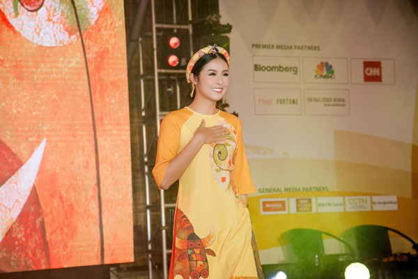 Hoa hậu Việt Nam 2010 cho biết, cô cảm thấy rất tự hào khi đã có cơ hội trình diễn áo dài tại tiệc chào mừng Hội nghị cấp cao APEC 2017. Thông qua bộ sưu tập, cô hy vọng các quan khách quốc tế sẽ yêu thích trang phục truyền thống của Việt Nam, đồng thời muốn khám phá về đồng quê của đất nước.