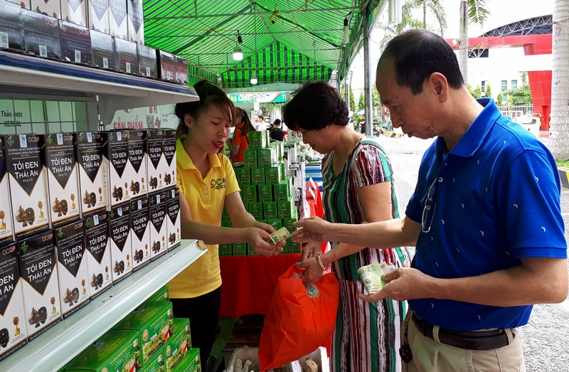 Sản phẩm tỏi đen của HTX Nông, lâm ngư nghiệp Thái An (TP Móng Cái) được trưng bày và giới thiệu tại tuần kết nối tiêu dùng sản phẩm OCOP  Quảng Ninh (tháng 10/2017)