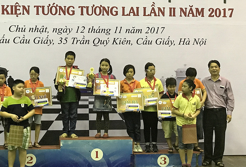 VĐV Nguyễn Lê Cẩm Hiền của Quảng Ninh nhận Cúp và HCV U11 nữ.