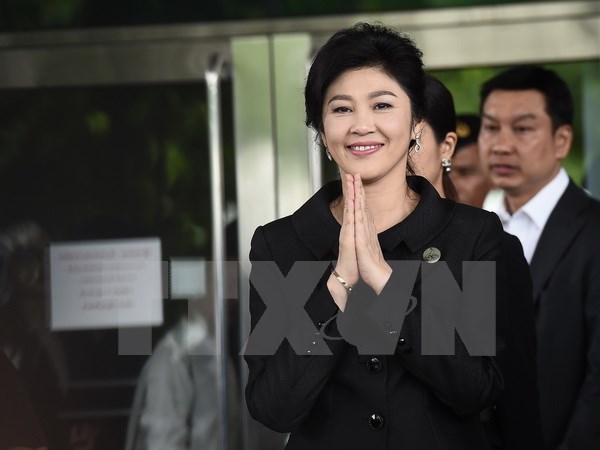 Cựu Thủ tướng Yingluck Shinawatra rời tòa án tối cao ở Bangkok ngày 21/7. (Nguồn: AFP/TTXVN)