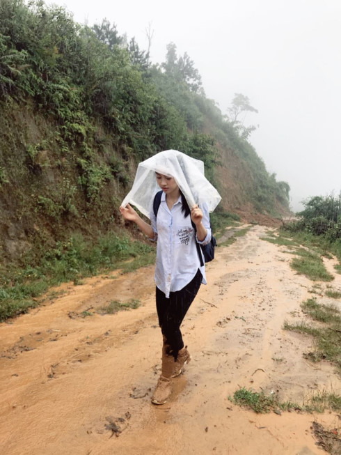 Hoa hậu Mỹ Linh và ekip gặp nhiều khó khăn khi thực hiện dự án nhân ái vì gặp mưa bão.