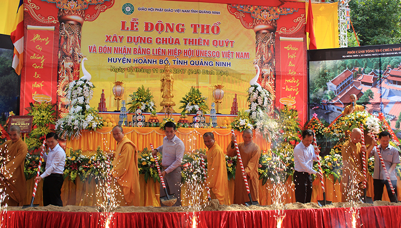Đại biểu thực hiện nghi thức động thổ xây dựng chùa Thiên Quýt.
