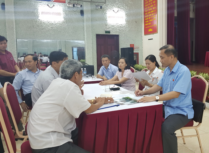 Đoàn ĐBQH tỉnh tiếp nhận các phản ánh, kiến nghị của người dân TP Cẩm Phả. Ảnh: Nguyễn Huế