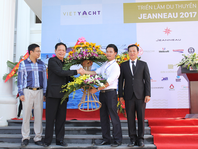 Ông Đào Hồng Tuyển, Chủ tịch Tập đoàn Tuần Châu tặng hoa chúc mừng triển lãm mẫu du thuyền của hãng Jeanneau 2017 do Công ty du thuyền Việt (Vietyacht) với sự tài trợ của Mercedes An Du, Công ty du thuyền Paradise Cruise và Công ty Đất Xanh Miền Bắc tổ chức