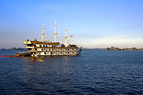 Tàu du lịch trên Vịnh Bái Tử Long.
