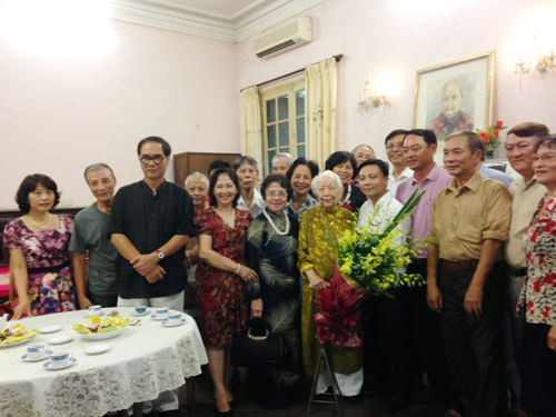 Cụ bà Hoàng Thị Minh Hồ (áo vàng) chụp ảnh cùng đại diện các gia đình doanh nhân thời kì tiền khởi nghĩa.
