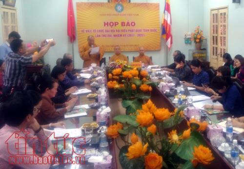 Hòa thượng Thích Gia Quang (người đứng phát biểu), Phó Chủ tịch Hội đồng trị sự Trung ương Giáo hội Phật giáo Việt Nam thông báo tới báo chí về Chương trình Đại hội.