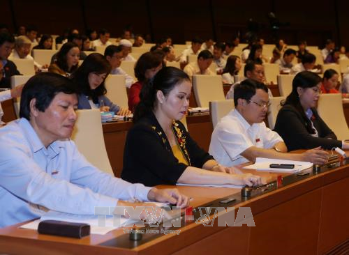 Quốc hội biểu quyết thông qua Nghị quyết về dự toán ngân sách nhà nước năm 2018. Ảnh: Nguyễn Dân/TTXVN