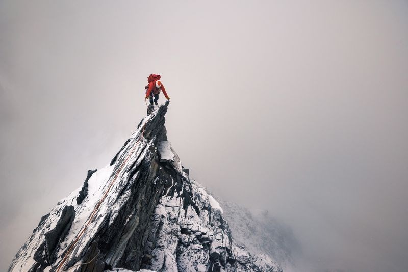 Một người leo núi chinh phục đỉnh Täschhorn ở dãy núi Alps của Thụy Sĩ. . (Nguồn: NatGeo)