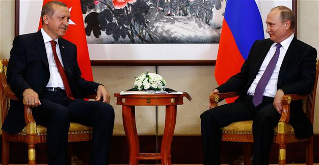 Tổng thống Thổ Nhĩ Kỳ Erdogan (trái) gặp gỡ người đồng cấp Nga Putin tại St Petersburg. Ảnh: hurriyetdailynews