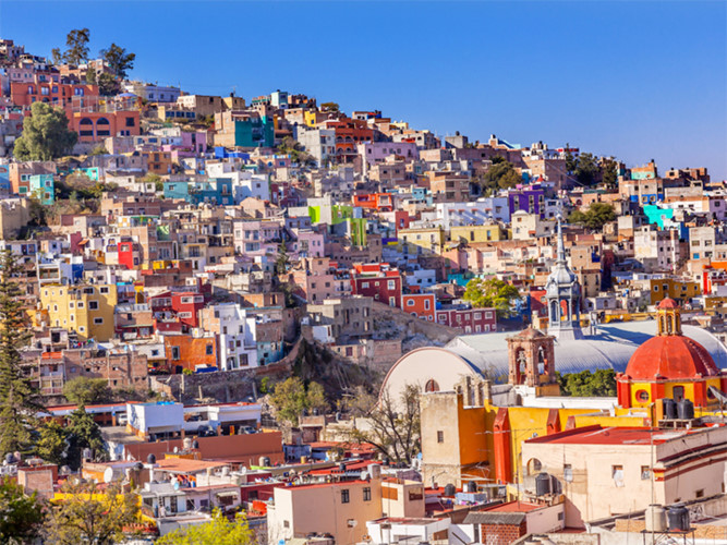 9. Guanajuato, Mexico. Thành phố Guanajuato là nơi có sự hài hòa của vẻ đẹp tự nhiên và các giá trị văn hóa. Nơi đây có thể khiến du khách mê mệt bởi những hẻm núi hẹp bí ẩn, những nhà thờ màu sáng giữa các thung lũng được bao bọc bởi những ngọn núi, cũng như cháy hết mình với những quảng trường ồn ào, sôi động. 