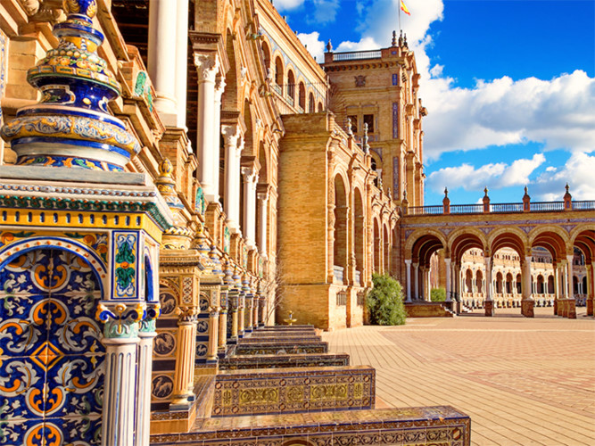 1. Seville, Tây Ban Nha. Đây là một thành phố đáng đến, tới đây, du khách sẽ được chiêm ngưỡng kiến trúc Moorish xinh đẹp. 