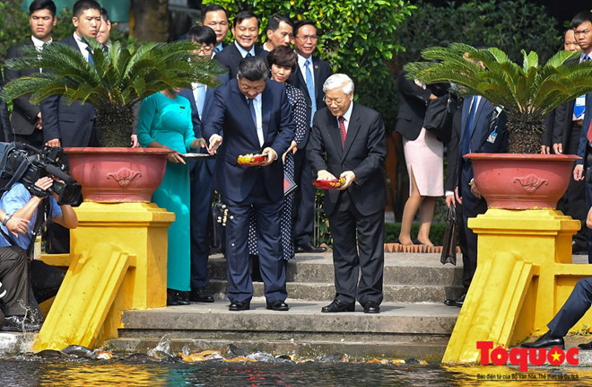 Những điểm đến của Hà Nội vinh dự đón những “vị khách” cấp cao APEC - ảnh 4Bí thư- Chủ tịch Trung Quốc Tập Cận Bình cũng đã đi dạo và cho cá ăn trong khu di tích Chủ tịch Hồ Chí Minh (Ảnh: Nam Nguyễn)