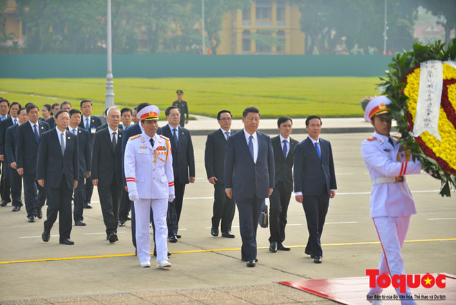 Những điểm đến của Hà Nội vinh dự đón những “vị khách” cấp cao APEC - ảnh 5Bí thư -Chủ tịch nước Trung Quốc Tập Cận Bình đã đặt vòng hoa và viếng lăng Chủ tịch Hồ Chí Minh.