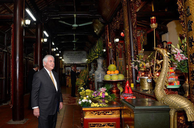 Những điểm đến của Hà Nội vinh dự đón những “vị khách” cấp cao APEC - ảnh 7Ngoại trưởng Mỹ đến thăm chùa Trấn Quốc(Ảnh: Bộ Ngoại giao Mỹ)