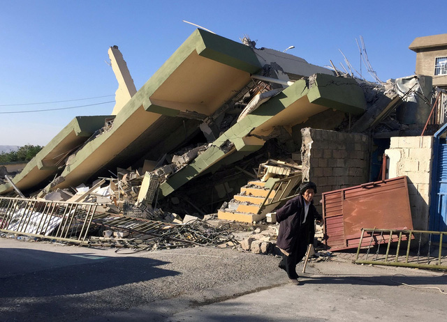  Trận động đất quá mạnh khiến những căn nhà xây kiên cố cũng sụp như những tấm bìa cáctông ở Iran - Ảnh: REUTERS