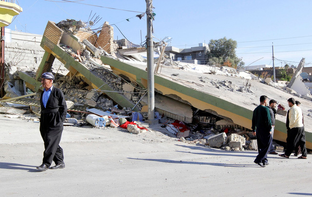 Nhà sập do động đất ở Darbandikhan, gần thành phố Sulaimaniyah, thuộc vùng bán tự trị Kurdistan ở Iraq - Ảnh: REUTERS