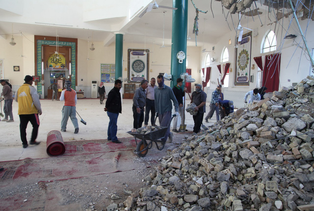  Các tín đồ thu dọn gạch đá rơi vỡ do động đất tại đền thờ Hồi giáo ở Khanaqin, thuộc tỉnh Diyala, Iraq vào ngày 13-11 - Ảnh: REUTERS