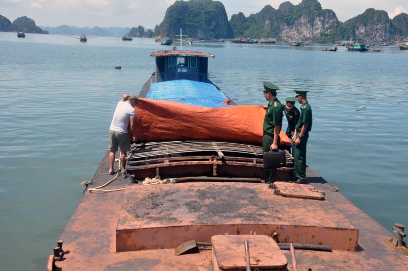 Hải đội 2 Biên phòng phát hiện, bắt giữ vụ vận chuyển trên 130 tấn than trái phép hồi đầu tháng 9/2017. Ảnh: Quang Minh